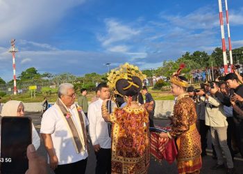 Bupati Buton Alvin Akawijaya Putra Tiba di Buton, Didampingi Keluarga