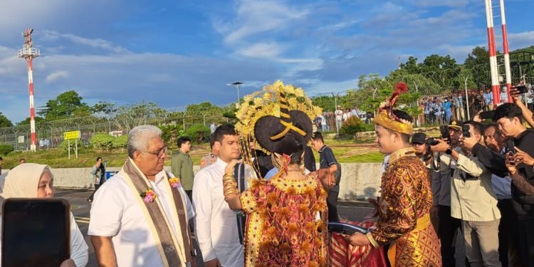 Bupati Buton Alvin Akawijaya Putra Tiba di Buton, Didampingi Keluarga dan Keraba