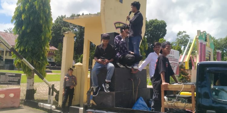 Front Masyarakat dan Mahasiswa Peduli Buton Gelar Aksi di Polres dan Kantor Bupati, Ditemui Langsung oleh Asisten Satu Buton